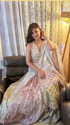 રિયા ચક્રવર્તીએ ખાસ અંદાજમાં કર્યુ દિવાળીનુ સેલિબ્રેશન, સુશાંતના મોત બાદ ગયા વર્ષે ન હતી ઉજવી દિવાળી, જુઓ નવી તસવીરો........