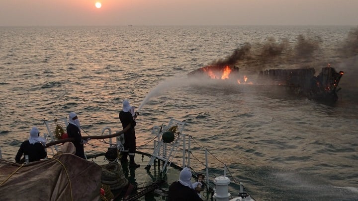 India Coast Guard saved 7 fishermen from a fishing boat in the Arabian Sea, approximately 50 miles off the Gujarat coast ગુજરાતના દરિયા કાંઠા નજીક ફિશિંગ બોટમાં લાગી આગ, 7 માછીમારોને બચાવાયા