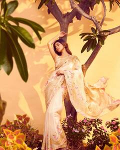 तू डाल-डाल मैं पात-पातः डालियों से लिपट Mouni Roy ने गिराई हुस्न की बिजलियां, ताजा तस्वीरों में दिखीं परियों सी खूबसूरत