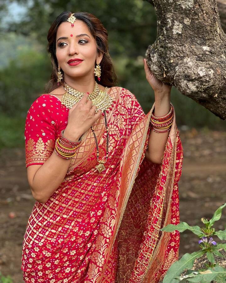 रेड कलर को पूजा का रंग कहा जाए तो गलत नहीं होगा. मोनालिसा की इस बनारसी साड़ी की तरह आप भी इस बार कुछ ट्रेडिशनल पहन सकती हैं. साथ में गोल्ड ज्यूलरी जरूर पहनें.