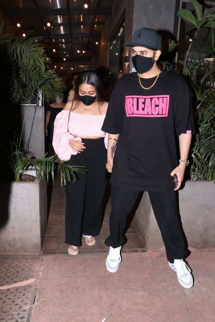 इस दौरान रोहनप्रीत पल पल नेहा का हाथ थामे और उनका ख्याल रखते दिखाई दे रहे थे. (Photo Credit: Manav Manglani)