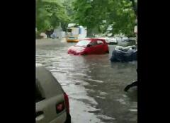 Chennai Rain Pics: ரோடா? ஆறா? வெளுக்கும் மழையும் மிதக்கும் சென்னையும் - புகைப்படங்கள்!