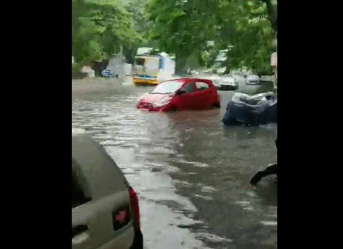 சென்னையில் விடிய, விடிய பெய்த கனமழையால் காரின் பாதியளவிற்கு தண்ணீர் சாலைகளில் தேங்கியிருப்பதை காணலாம்.