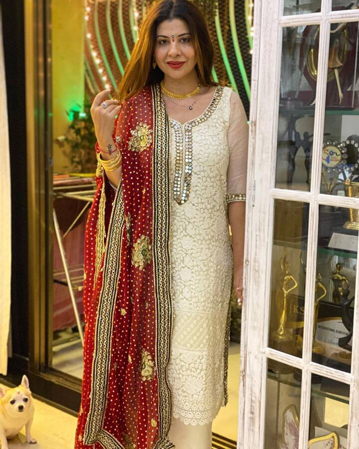 अगर साड़ी पहनने का मन नहीं हो तो संभावना सेठ की तरह इस तरह के सलवाल सूट का भी सेलेक्शन कर सकती हैं. क्रीम कलर के कुर्ते के साथ रेड दुपट्टे का ये कांबिनेशन फेस्टिवल के लिए परफेक्ट है.