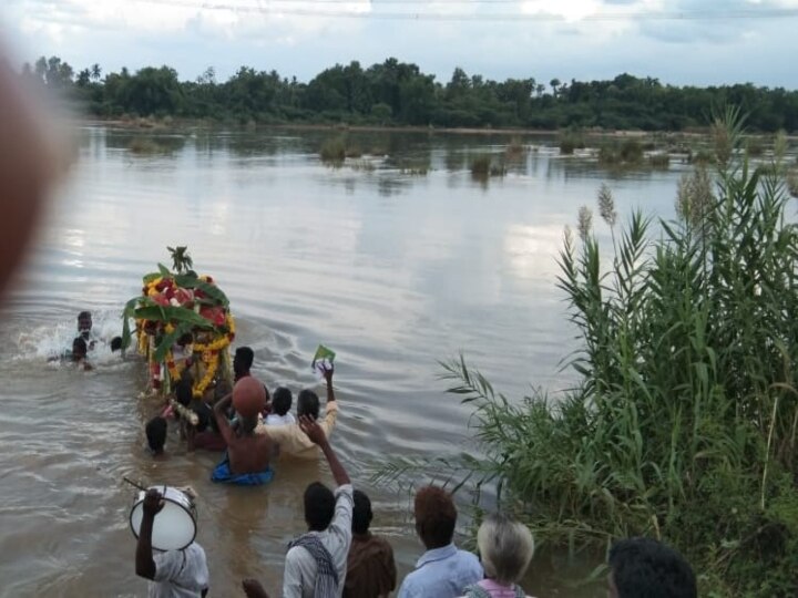 கடலூர்: பெண்ணாடம் அருகே இறந்தவரின் உடலுடன் ஆற்று வெள்ளத்தில் தத்தளித்த கிராம மக்கள்