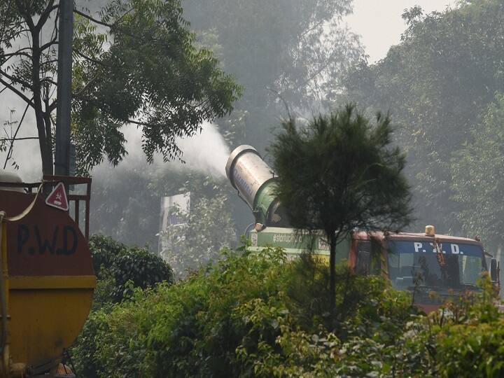 अधिकारियों द्वारा रविवार को जारी आंकड़ों के अनुसार पराली से होने वाला प्रदूषण की हिस्सा 48 प्रतिशत के उच्चतम स्तर तक पहुंच गया है. सीपीसीबी के आंकड़ों के अनुसार रविवार को आनंद विहार में एक्यूआई 424 (गंभीर श्रेणी), ओखला फेज-दो 425 (गंभीर), आर के पुरम 'खराब' श्रेणी और रोहिणी में 446 (गंभीर) दर्ज किया गया.