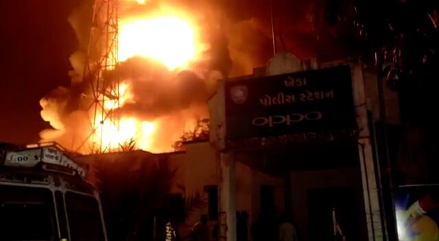 Kheda police station fire ખેડા પોલીસ સ્ટેશનમાં અચાનક ફાટી નીકળી ભીષણ આગ, મચી ગઇ નાસભાગ,  જાણો શું છે સમગ્ર ઘટના