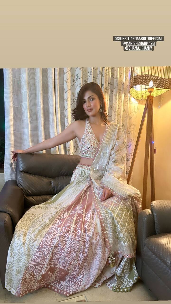 रिया ने ये तस्वीरें इंस्टाग्राम स्टोरी के जरिए फैंस के साथ शेयर की हैं. बता दें कि सुशांत के निधन के बाद रिया ने पिछले साल दिलावी नहीं मनाई थी.