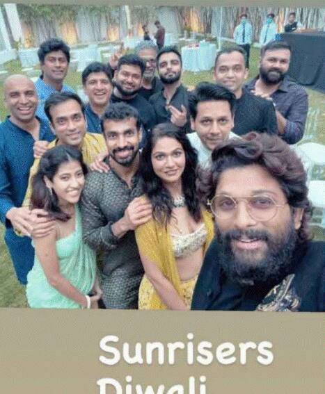 अल्लू अर्जुन अपने दोस्त राम चरण की दिवाली पार्टी में वाइफ स्नेहा के संग पहुंचें थे. स्नेहा ने भी अपने सोशल मीडिया अकाउंट पर कुछ तस्वीरें शेयर की हैं.