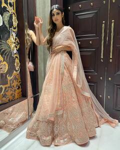 ट्रेडिशनल लुक में Mouni Roy की लेटेस्ट फोटो ने उड़ाई फैंस की नींद, देखें तस्वीरें