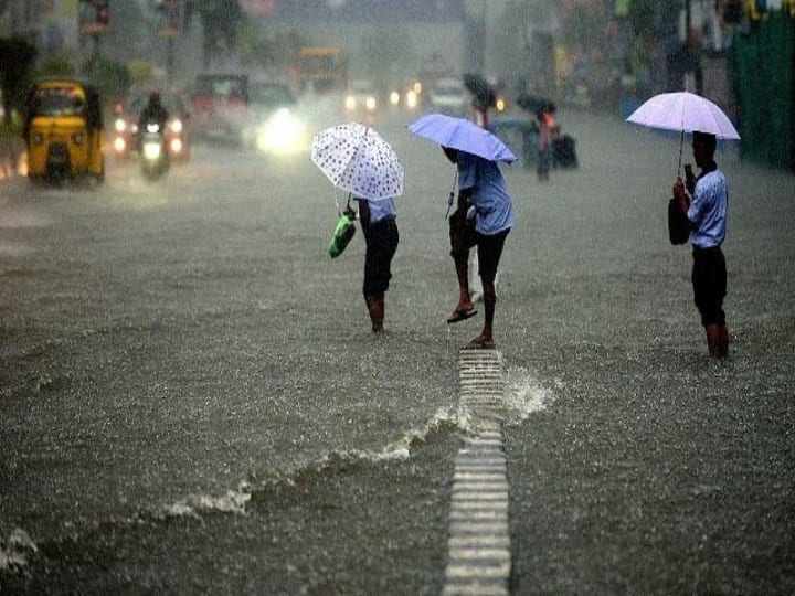 Meteorological Department has warned of heavy rains in Chennai by 8.30 am tomorrow தப்பியது கடலூர்... சிக்கியது சென்னை... விடியும் போது வடியாத அளவுக்கு மழை இருக்குமாம்!