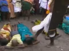 Kurnool: కాలుతో తన్నితే.. చక్కగా తన్నించుకుంటారు, వరుసబెట్టి అదే పని.. ఈ వింత ఆచారం ఎందుకో తెలుసా?