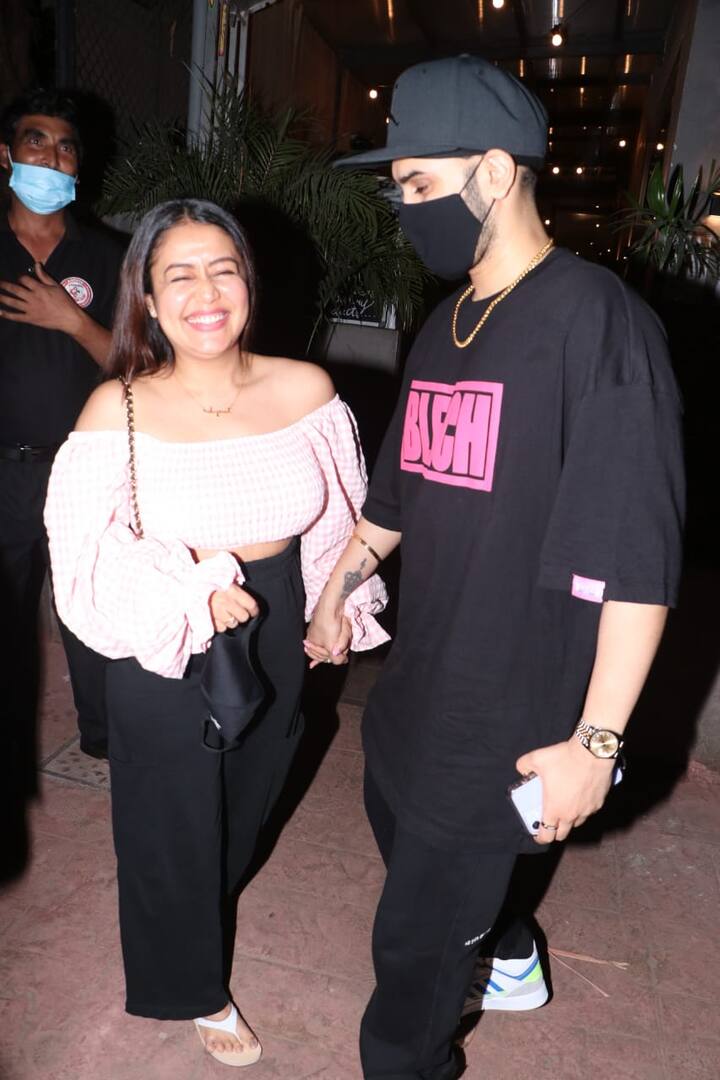 नेहा और रोहनप्रीत के इस अंदाज को काफी पसंद किया जा रहा है. बता दें कि ये जोड़ी बी टाउन की सबसे पसंदीदा जोड़ियों में शुमार है. (Photo Credit: Manav Manglani)