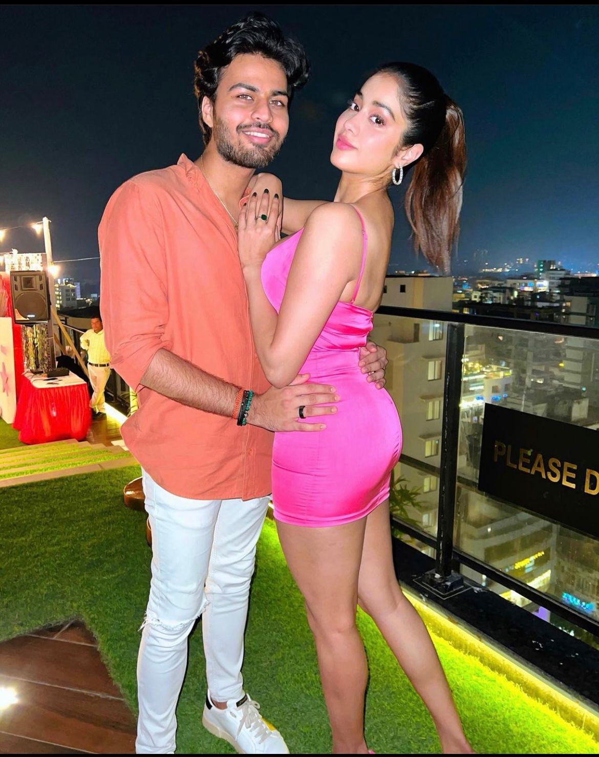 Janhvi Kapoor Gets Cozy With Ex Boyfriend Akshat Ranjan At Sister Khushi Kapoor Birthday Party See Inside Photos From Terrace Celebration | Janhvi Kapoor Boyfriend: बहन खुशी कपूर की बर्थडे पार्टी में