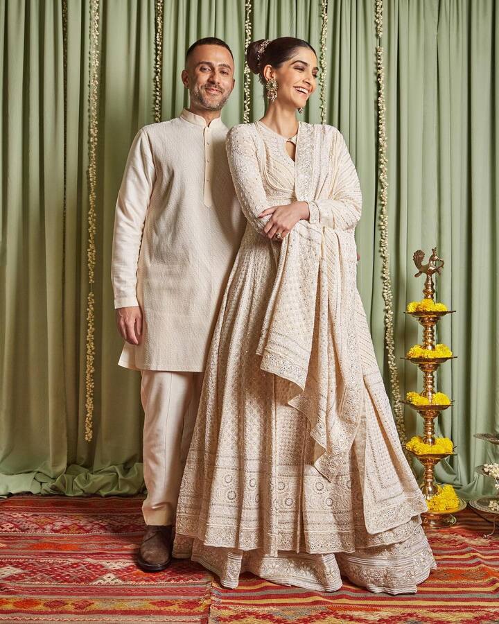 सोनम और आनंद ने इस दिवाली के मौके पर व्हाइट ट्रेडिशनल आउटफिट्स का चुनाव किया था. और इस  ट्विनिंग में ये कपल बेहद शानदार दिखाई दे रहा था.