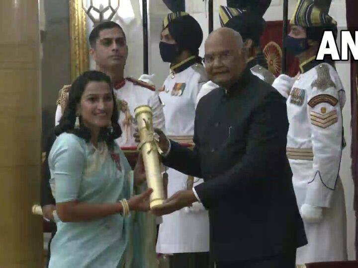 Padma Awards 2021: राष्ट्रपति भवन में 119 हस्तियां पद्म अवॉर्ड से सम्मानित, देखें Photos