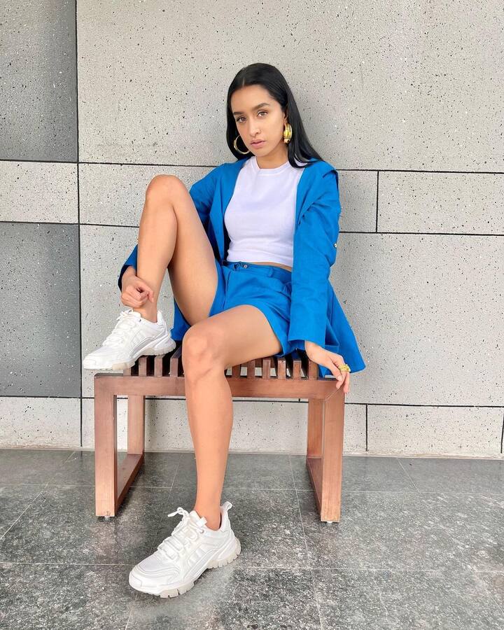 श्रद्धा कपूर पिछले कुछ सालों से फिल्म इंडस्ट्री पर राज कर रही हैं. फैंस उनकी एक्टिंग के साथ-साथ स्टाइल और फैशन सेंस के भी दीवाने हैं. देखिए एक्ट्रेस का ये शानदार कैजुअल लुक. ब्लू शॉर्ट्स और कोट के साथ श्रद्धा ने व्हाइट टॉप और स्नीकर्स को किस अदा से कैरी किया था.