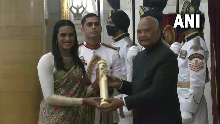 बॅडमिंटनपटू पीव्ही सिंधू हिला क्रीडा जगताकडून पद्मभूषण पुरस्काराने सन्मानित करण्यात आले. ती दोन वेळा ऑलिम्पिक पदक विजेती आहे. गेल्या वर्षीच वर्ल्ड चॅम्पियनशिप जिंकणारी ती पहिली भारतीय खेळाडू आहे