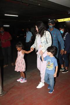 Sunny Leone Photos: एयरपोर्ट के बाहर बेहद स्टाइलिश लुक में बच्चों संग दिखीं Sunny Leone, देखें तस्वीरें