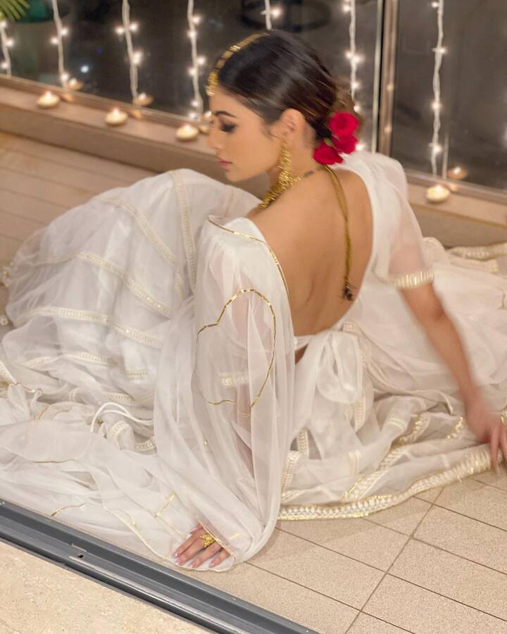 मौनी रॉय सोशल मीडिया पर भी काफी एक्टिव रहती हैं.एक्ट्रेस का इंस्टाग्राम अकाउंट उनके हॉट फोटो और वीडियो से भरा हुआ है.