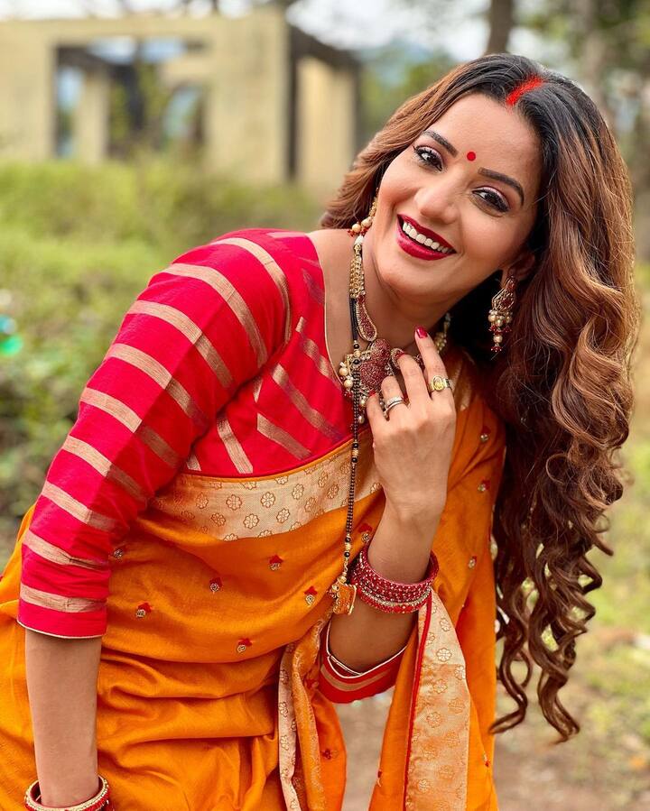 मोनालिसा ने साड़ी के साथ ट्रेडिशनल ज्यूलरी पहनी है जिससे उनका लुक कंप्लीट लग रहा है. खुले बाल और मांग में सिंदूर ने ओवर-ऑल लुक को कंप्लीट कर दिया है.