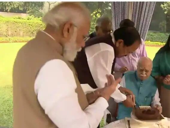 નવી દિલ્હીઃ આજે બીજેપીના વરિષ્ઠ નેતા લાલકૃષ્ણ અડવાણી પોતાનો 94માં જન્મદિવસ મનાવી રહ્યાં છે. દેશના નાયબ વડાપ્રધાન, હૉમ મિનિસ્ટર સહિતના કેટલાય મહત્વના પદો પર રહી ચૂકેલા લાલકૃષ્ણ અડવાણીના જન્મ દિવસના પ્રસંગે બીજેપીના કેટલાય વરિષ્ઠ નેતાઓએ તેમને શુભેચ્છાઓ પાઠવી.
