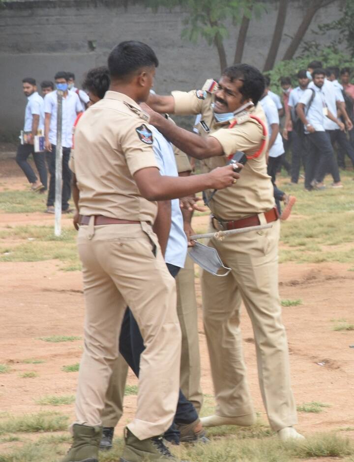 ఎస్ఎస్‌బీఎన్ కాలేజీ, స్కూల్ విలీన నిర్ణయాన్ని వెనక్కు తీసుకోవాలని విద్యార్థులు ఈ సందర్భంగా డిమాండ్ చేశారు.