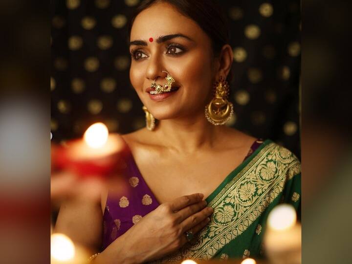 अमृता खानविलकरने दिवाळीनिमित्त खास फोटोशूट केले आहे. ते फोटोदेखील तिने तिच्या इंस्टाग्राम अकाउंटवर शेअर केले आहेत.