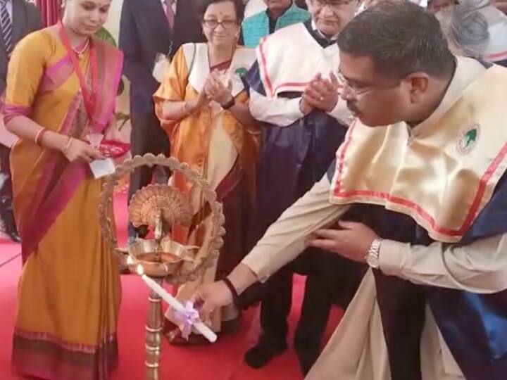 Dharmendra Pradhan attended the convocation ceremony of Allahabad University ANN दो साल बाद आयोजित हुआ Allahabad University का दीक्षांत समारोह, शिक्षा मंत्री धर्मेंद्र प्रधान ने की दो बड़ी घोषणाएं