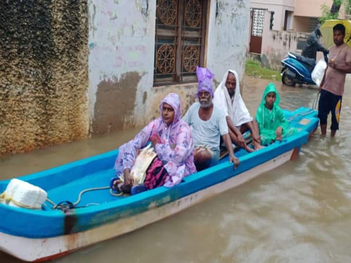 Rainwater infiltration in houses due to continuous rains in Pondicherry புதுச்சேரியில் தொடர்மழை: வீடுகளில் புகுந்த மழைநீர்!