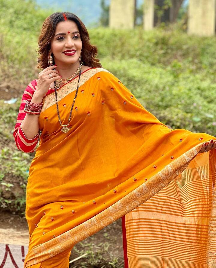 आप भी पूजा के लिए मोनालिसा के इस लुक को कॉपी कर सकती हैं. पीले और लाल रंग की साड़ी के साथ गोल्ड की ज्यूलरी भी बहुत सुंदर लगेगी.