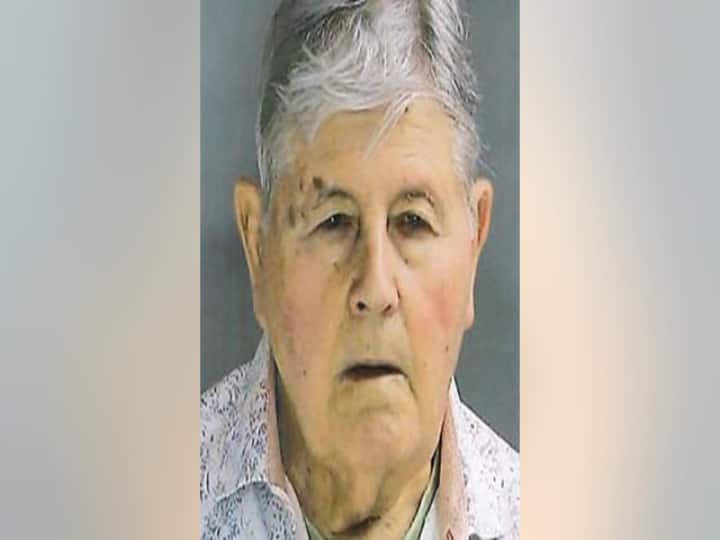 Pennsylvania's 81 year old Pharmacist arrested by police after he was accused for asking sexual favours for drugs trade with women போதை பொருள் வேண்டுமா.. என்னுடன் உடலுறவு வைக்க வேண்டும்- 81 வயது முதியவர் கைது !