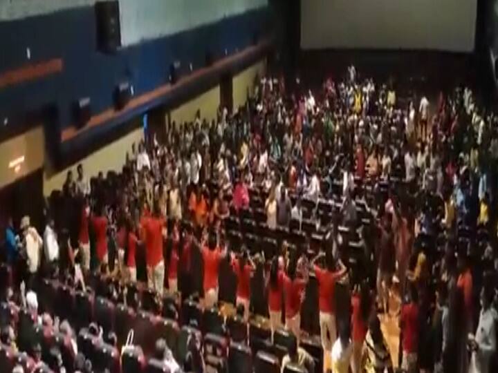 Watch Video: Rajini fans celebrate Annaatthe song Inside theatre Watch Video | அண்ணாத்த சாங்.! ஒரே ட்ரெஸ்.. ஒரே ஸ்டெப்.. தியேட்டருக்குள் மாஸ் டான்ஸ் ஆடிய ரசிகர்கள்!!!