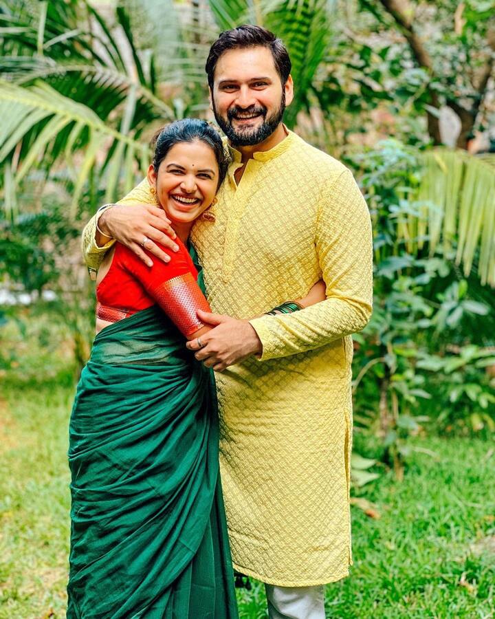 जानेवारी २०२१ मध्ये या दोघांचा शाही विवाह सोहळा पार पडला होता . (फोटो : mitalimayekar /Instagram)