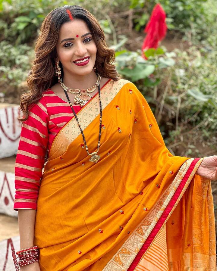 मेकअप की बात करें तो मोनालिसा ने इस लुक के साथ डार्क शेड्स चुने हैं. लिपस्टिक के कलर से लेकर बिंदी के रंग तक मोनालिसा ने डार्क रेड कलर को प्रिफरेंस दी है.