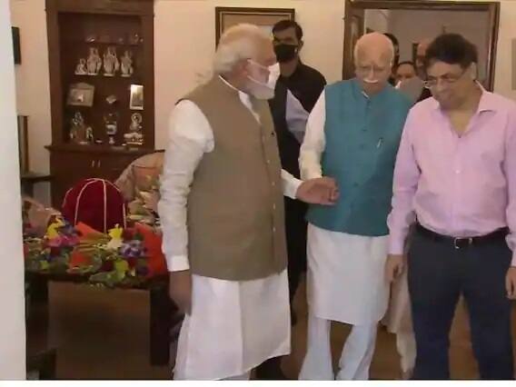 શેર કરવામાં આવેલી તસવીરોમાં કેક કાપ્યા બાદ પીએમ મોદી લાલકૃષ્ણ અડવાણીનો હાથ પકડીને તેમને બહાર લઇને આવતા દેખાઇ રહ્યાં છે. આ પછી તમામ એકસાથે ટેબલ પર લાલકૃષ્ણ અડવાણીની સાથે બેસે છે. ગયા જન્મદિવસ પર પીએમ મોદીએ લાલકૃષ્ણ અડવાણીને શુભકાનાઓ આપતા તેમને કેક ખવડાવી હતી, આ વખતે તે તેમના પગે પડતા પણ દેખાયા.