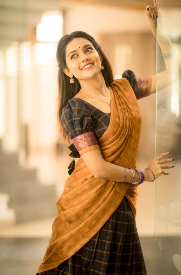 பாசம் இவள் கண்ணோடு பூக்கும் பல விண்மீன்கள் பேசும்