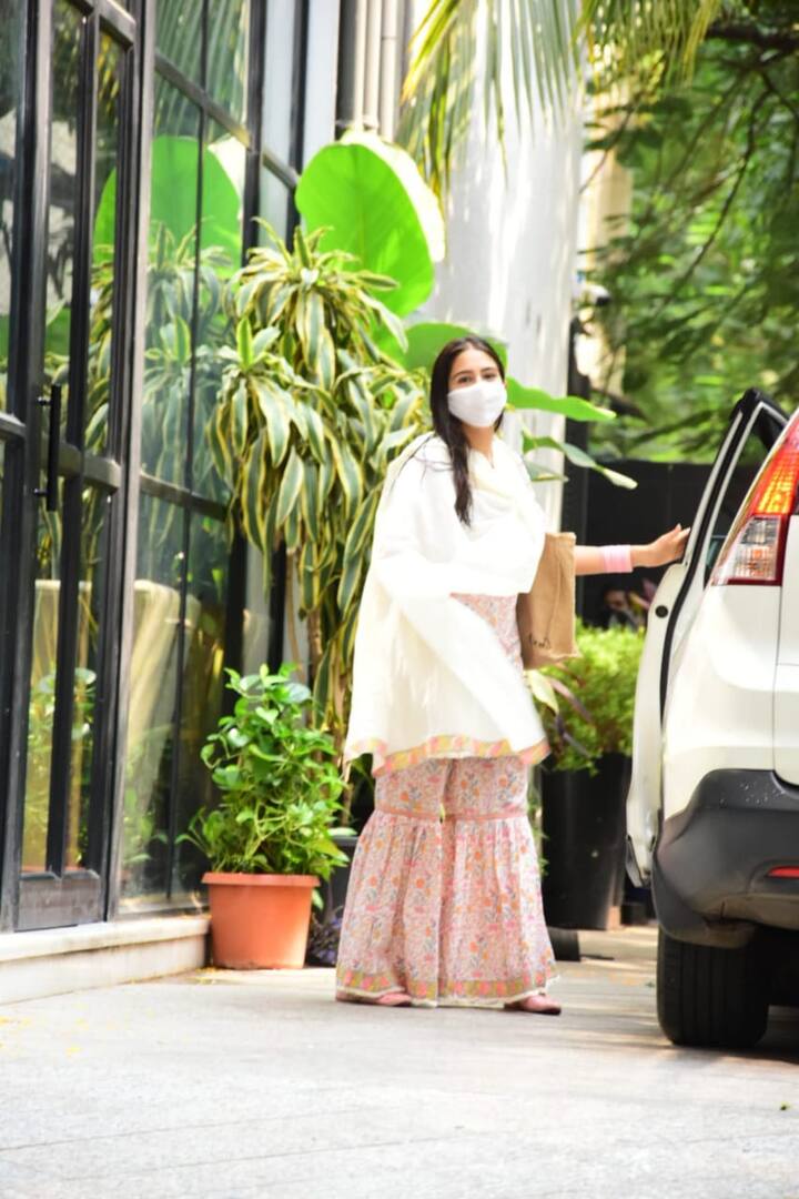 फिकट गुलाबी रंगाचा सूट परिधान केलेली सारा खान या फोटोंमध्ये खूपच सुंदर दिसत आहे. या देसी अवतारात सारा मॅडॉकच्या ऑफिसमध्ये पोहोचली.