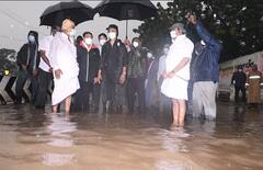 ஆளுயர ரெயின் கோட்...சிக் காஸ்ட்யூம்...கறுப்பு சிவப்பு தார் ஜீப்- மக்களுக்கு இந்த முதல்வர் புதுசு!
