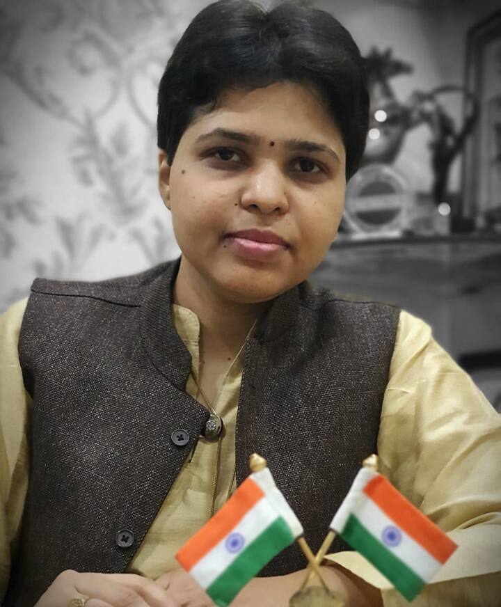 या आठवड्यात नॉमिनेशनमध्ये आलेल्या सदस्यांमध्ये कालच्या भागात मीनल आणि विशाल सेफ झाले होते. त्यामुळे जय, सोनाली आणि तृप्ती देसाई यांच्यापैकी एका स्पर्धकाला बिग बॉसच्या घराचा निरोप घ्यावा लागणार हे निश्चित होते