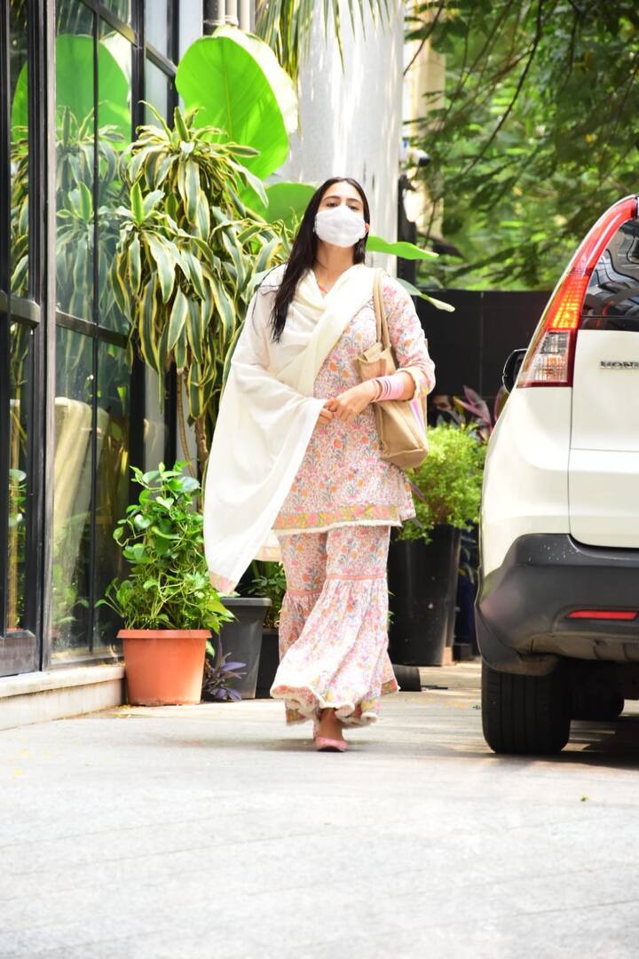 बता दें कि  सारा अली खान ने साल 2018 में फिल्म 'केदारनाथ' से बॉलीवुड में डेब्यू किया था. इसके बाद सारा अली खान सिंबा और कुली नंबर वन जैसी फिल्मों में भी नजर आ चुकी हैं
