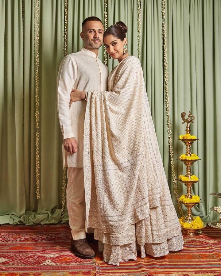 कभी पति आनंद आहूजा की गोद में बैठे तो कभी उन्हें बाहों में जकड़े सोनम कपूर ने काफी सारी प्यारी तस्वीरें फैंस के साथ शेयर की है. कपल का ये दिवाली वाला रोमांस सभी को खूब पसंद आ रहा है.