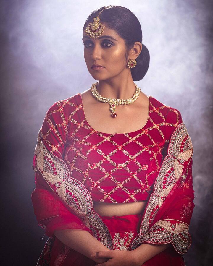 या फोटोला रिंकूने कॅपशन दिलंय 'सुरमई अखियों में'  (photo credit: rinku rajguru:instagram)