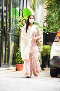 Sara Ali Khan : देसी लूकमध्ये सारा अली खानची आकर्षक स्टाइल, पाहा फोटो