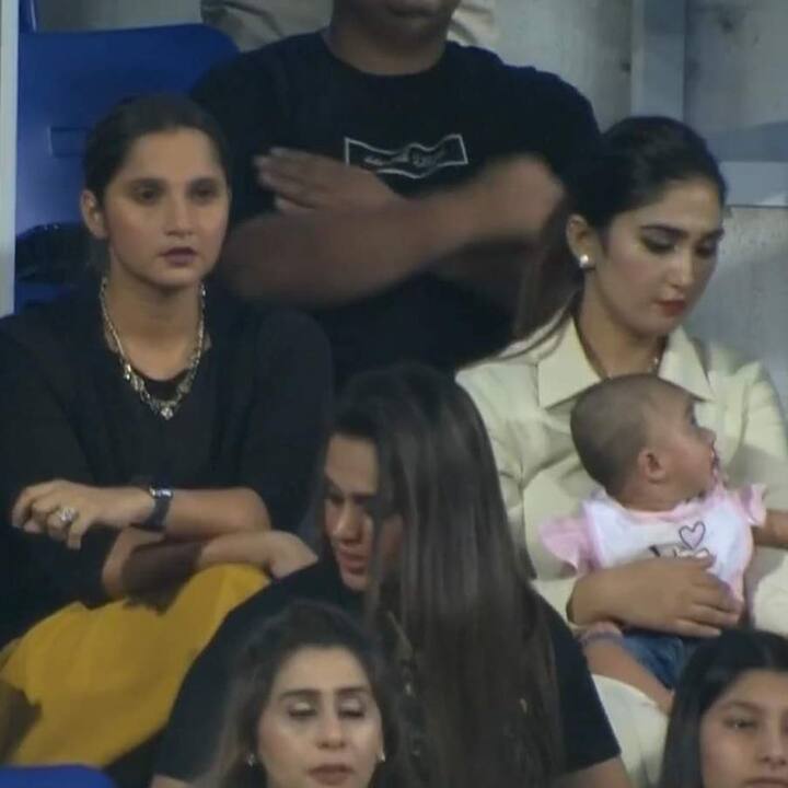 மாலிக் அரை சதம் கடந்தபோது, அவருக்கு கைத்தட்டி உற்சாகம் அளித்தார் சானியா. இந்த புகைப்படம் வைரலாகி வருகின்றது