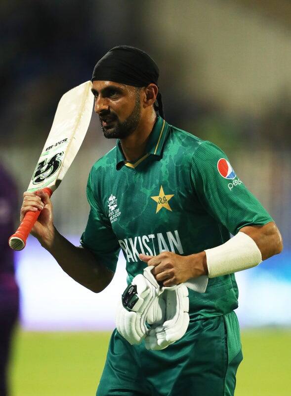 39 வயதான ஷோயப் மாலிக்கின் இந்த அதிரடி ஆட்டம் மைதானத்தில் இருந்த பாகிஸ்தான் ரசிகர்களுக்கு சரவெடி விருந்தாக அமைந்திருந்தது.