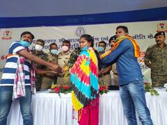 Naxalite Commanders Surrender: झारखंड पुलिस के सामने 3 नक्सली कमांडरों ने किया आत्मसमर्पण, मारक दस्ता के थे सदस्य 