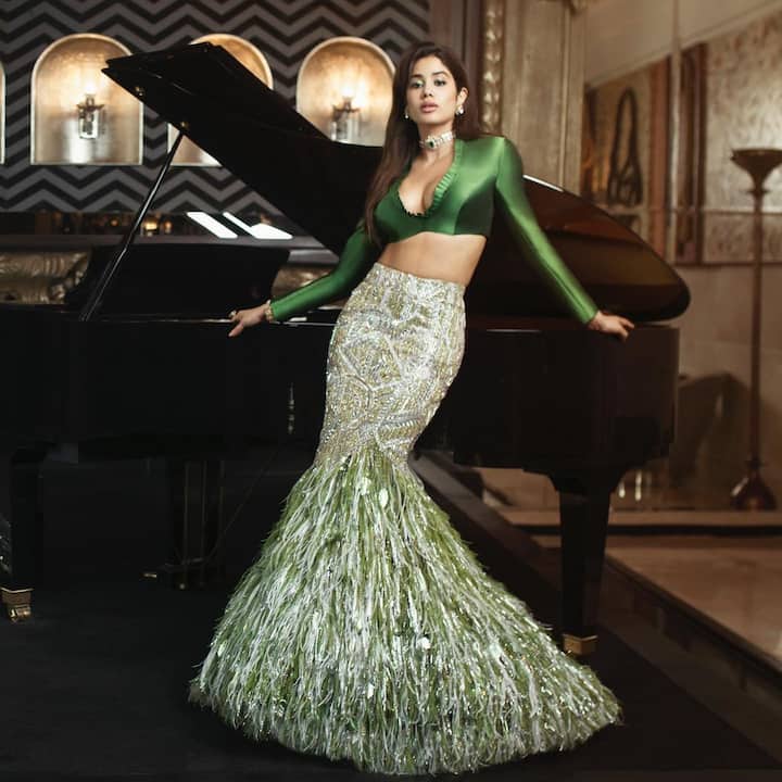 डीप नेक क्रॉप टॉप और फिश कट लहंगा पहने जाह्नवी कपूर इस फोटो में पियानो के साथ हॉट पोज देती दिख रही हैं.