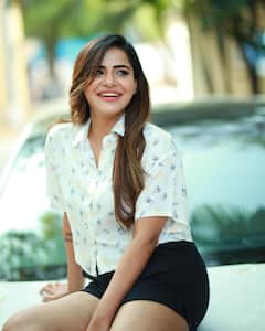 Ashu Reddy Photos: కారుపైకెక్కి హాట్ ఫోజులిస్తున్న అందాల భామ అషూరెడ్డి