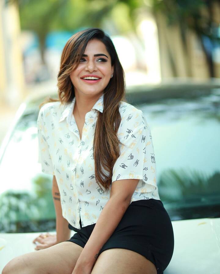 బిగ్ బాస్ హౌస్ లోకి వెళ్లొచ్చాక అషూ రెడ్డి జోరు మీదుంది.  ఒకవైపు యూట్యూబ్ ఛానెల్ నడిపిస్తూ, మరోవైపు కామెడీ షోలలో కూడా పాల్గొంటోంది.  (Image credit: Instagram)